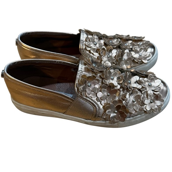 Steve Madden Rose Gold Metallic Flower Sneakers Size 7.5 flats slip on shoes - Picture 4 of 10